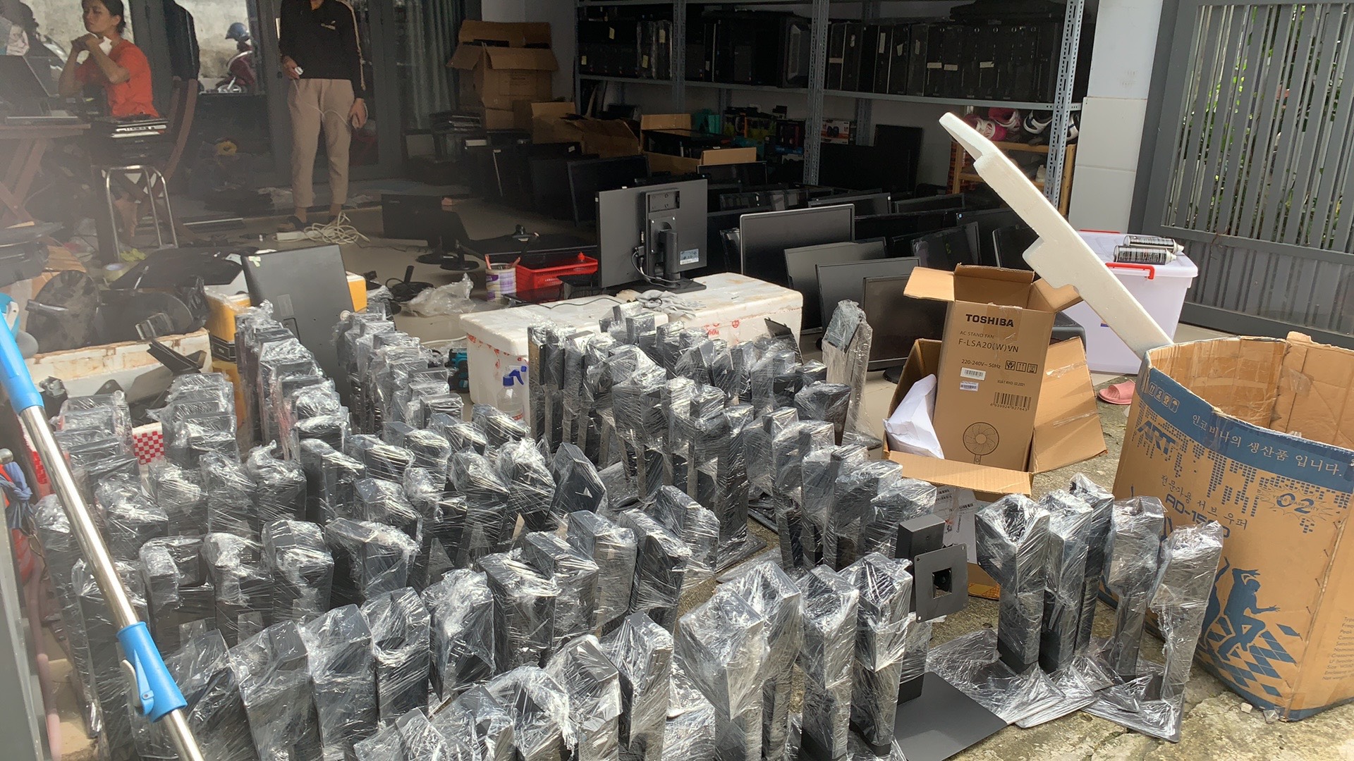 CHÂN MÀN HÌNH ĐA NĂNG cho màn hình máy tính